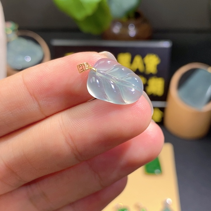 颈饰18K金镶嵌翡翠吊坠