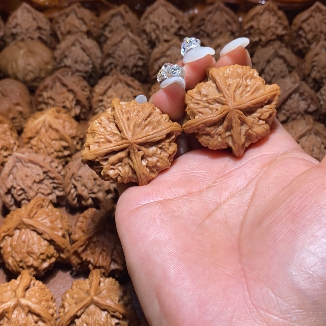 &***5四棱文玩核桃手把件