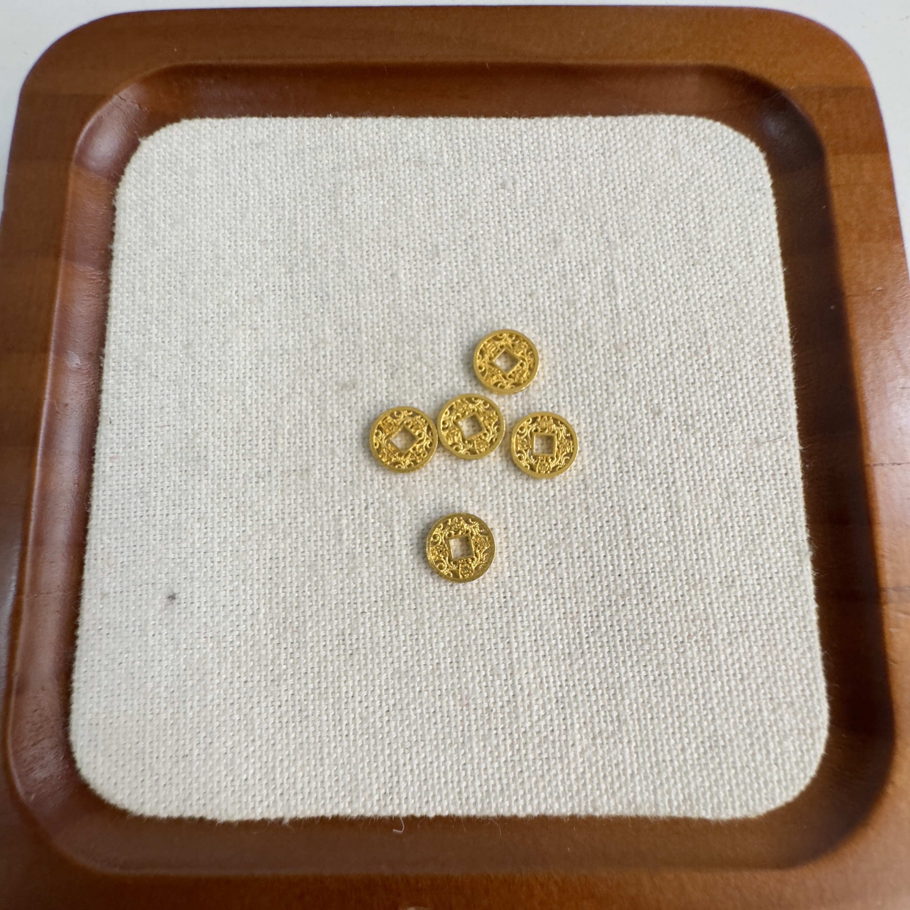 足金999 卡8镂空花丝五帝币