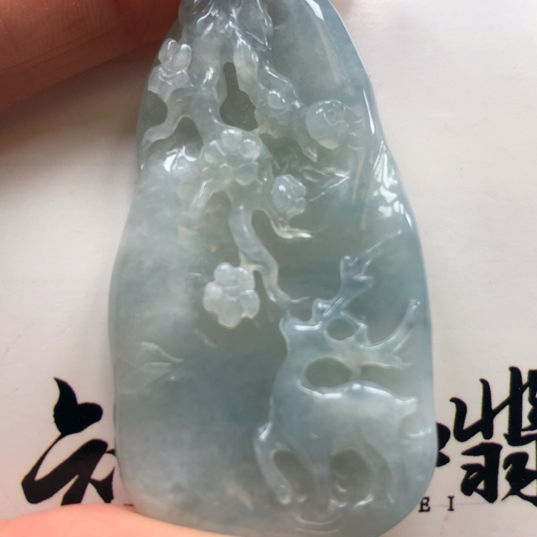 翡翠颈饰未镶嵌飘蓝花踏雪寻梅小鹿牌