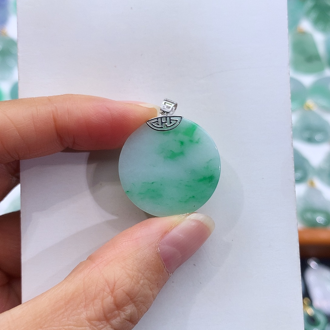 翡翠18K金镶嵌颈饰翡翠吊坠