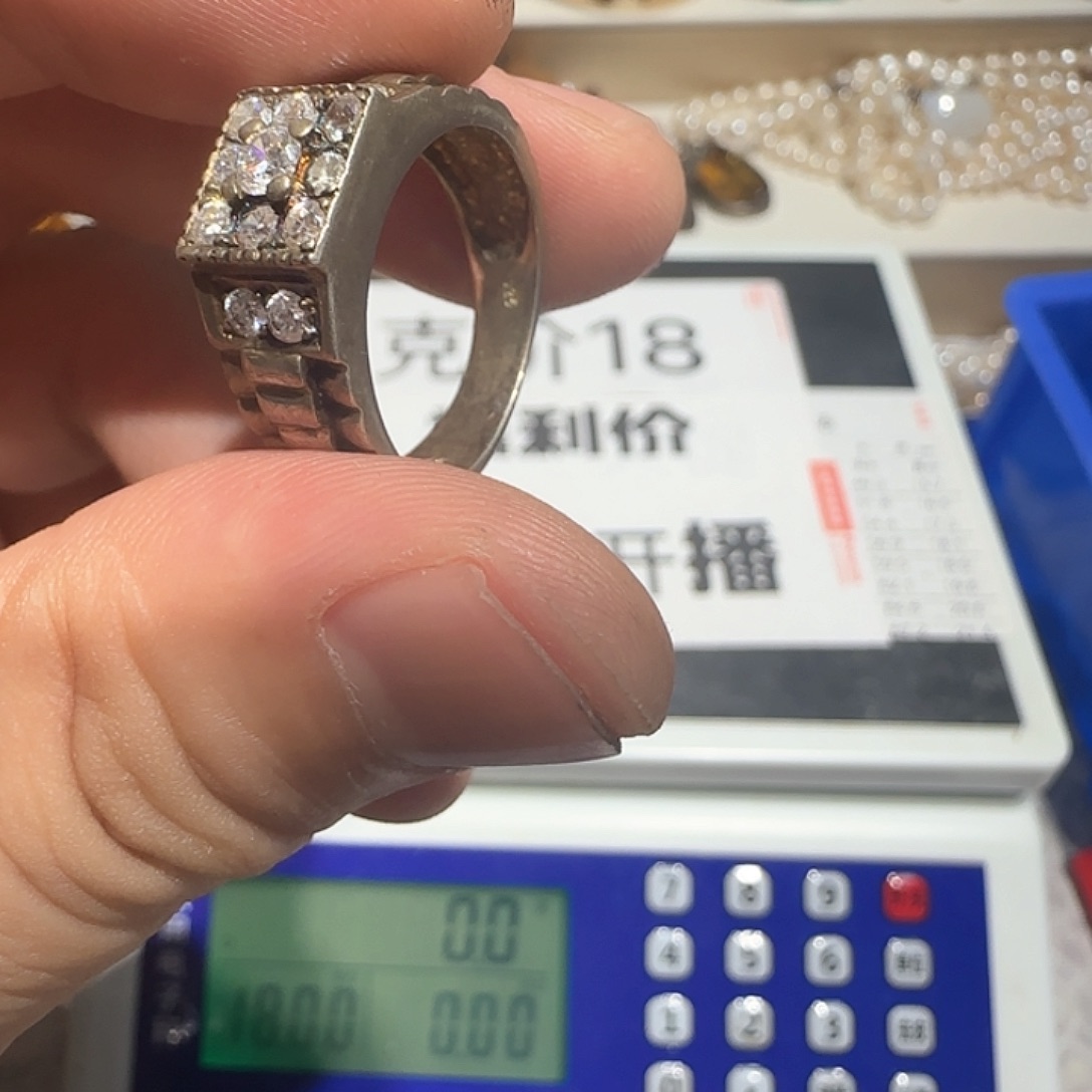 刘***生花岗石铁合金吊坠的设计也是