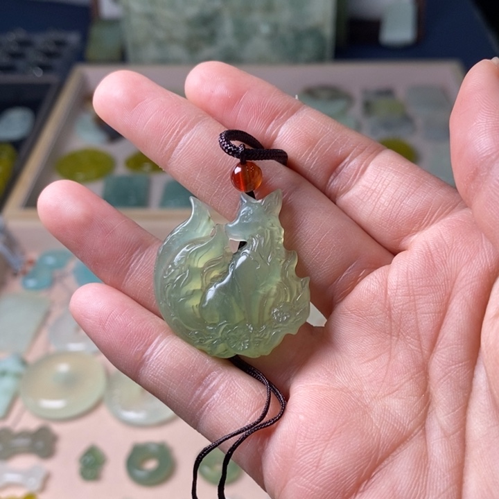 蛇纹石玉颈饰未镶嵌