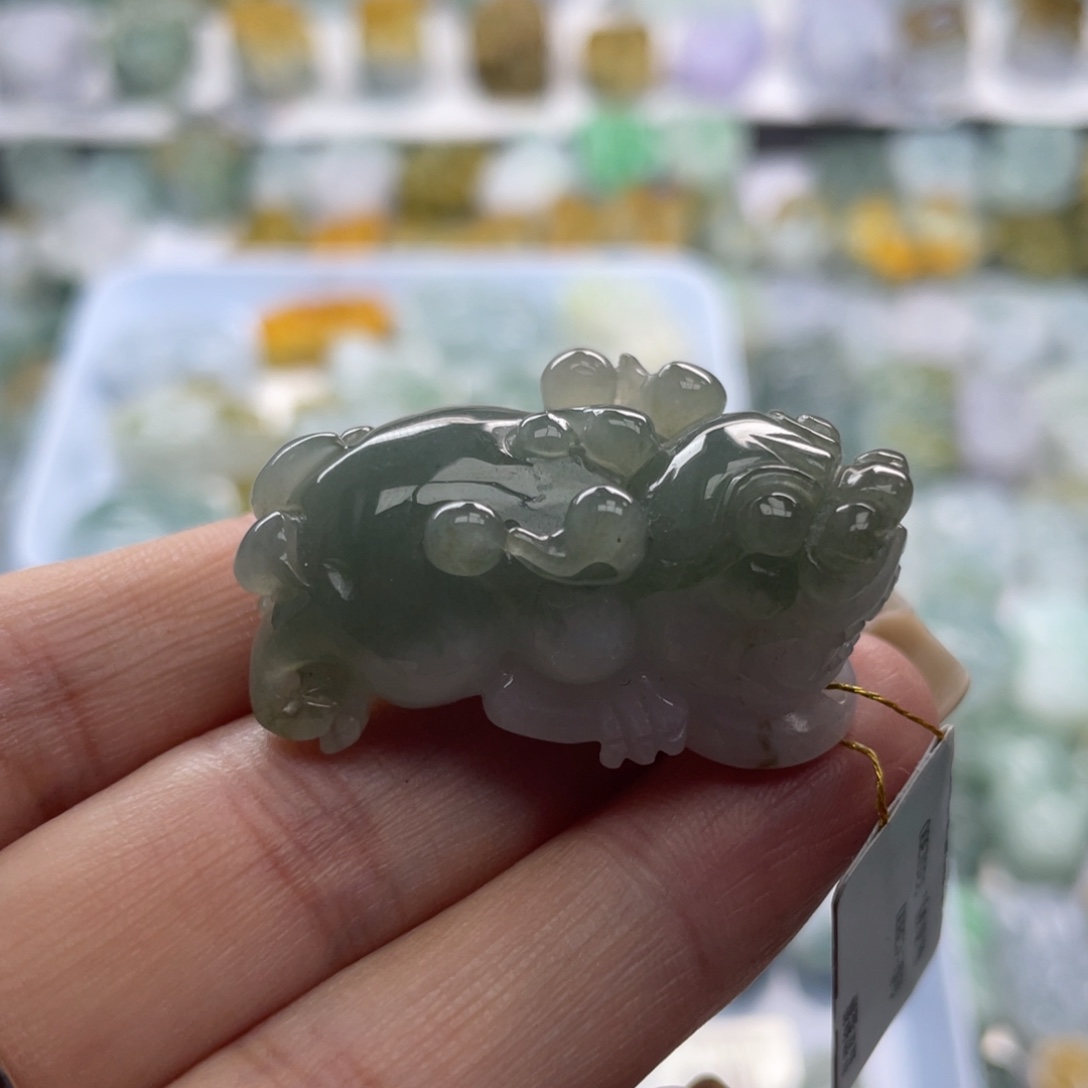 高***姐翡翠未镶嵌颈饰貔貅