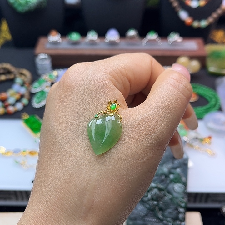 翡翠未镶嵌颈饰黄加绿翡翠挂件