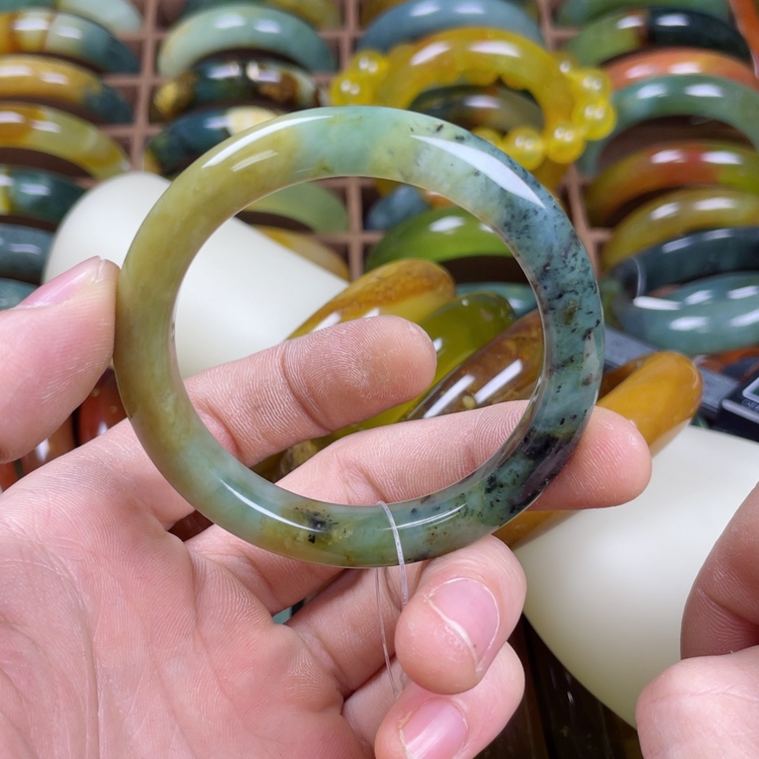 蛇纹石玉未镶嵌手镯