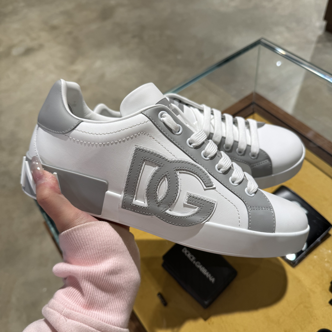 全新未使用D…G灰白色字母标板鞋
