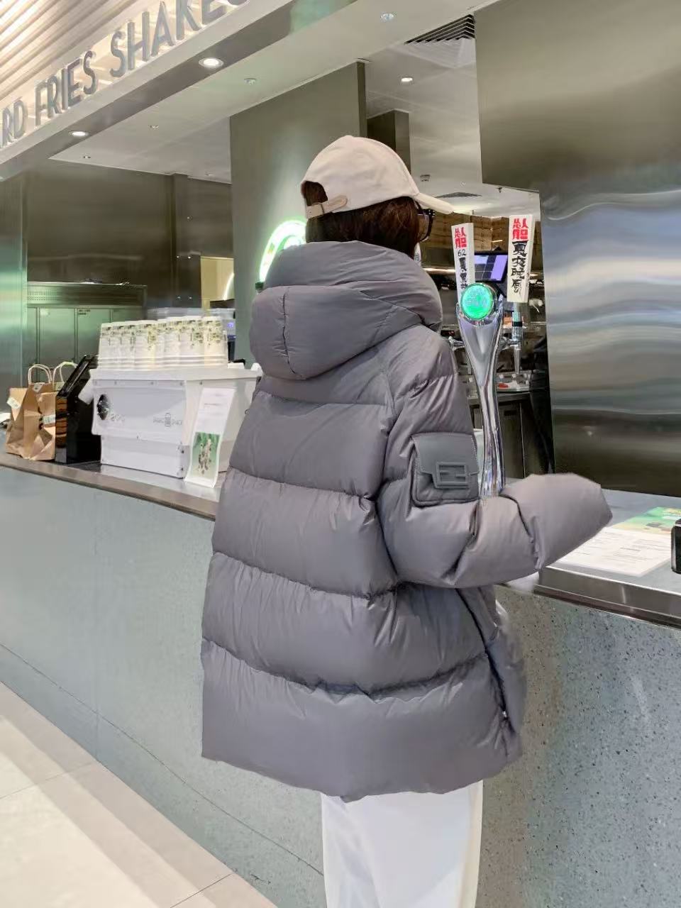 新款高端白鹅绒女连帽经典版型百搭保暖设计师款时尚有范面包服