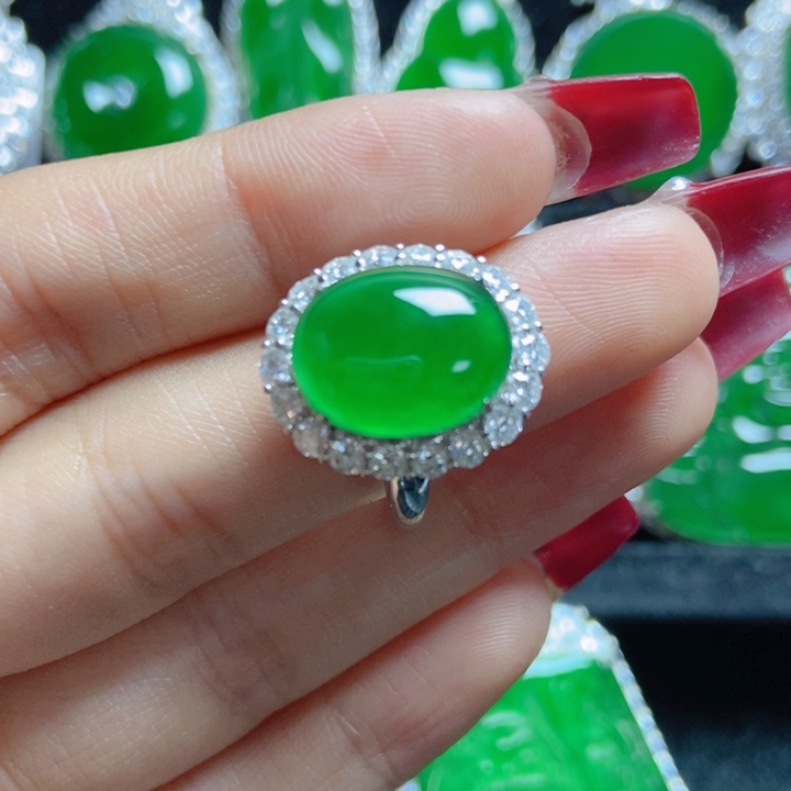 翡翠颈饰18K金镶嵌18。