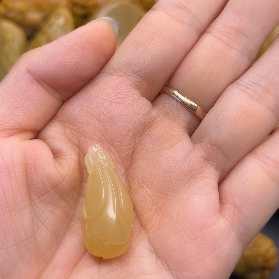 石英质玉未镶嵌颈饰拥****哥