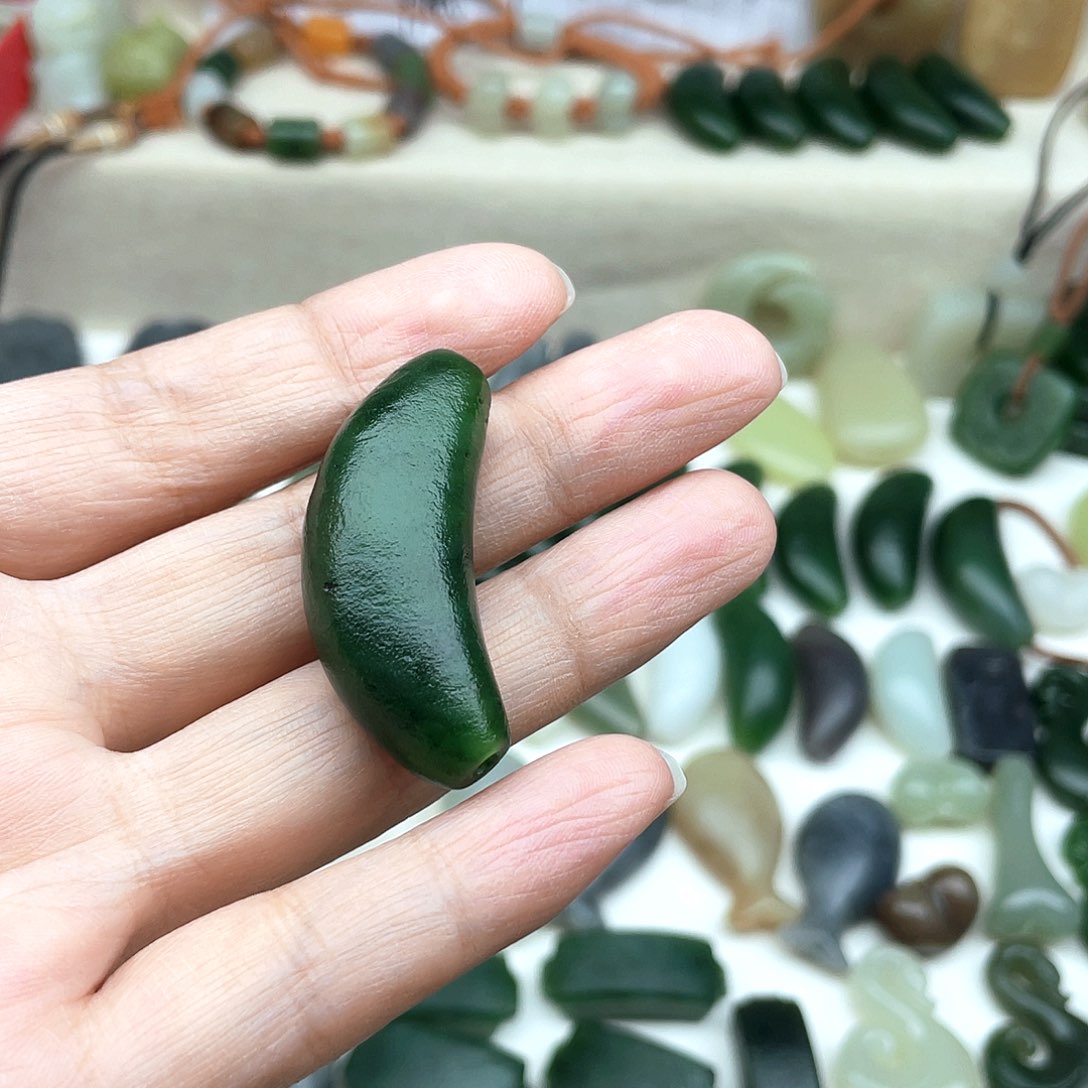 颈饰未镶嵌和田玉小****?