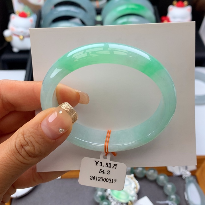 翡翠手镯未镶嵌贵妃