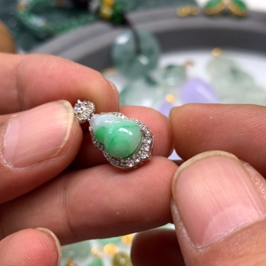 翡翠颈饰未镶嵌翡翠