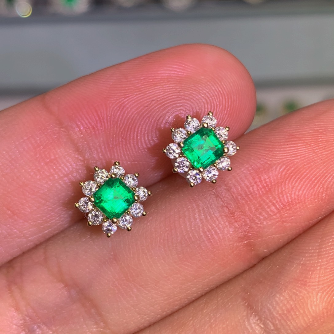 祖母绿耳钉18K金镶嵌