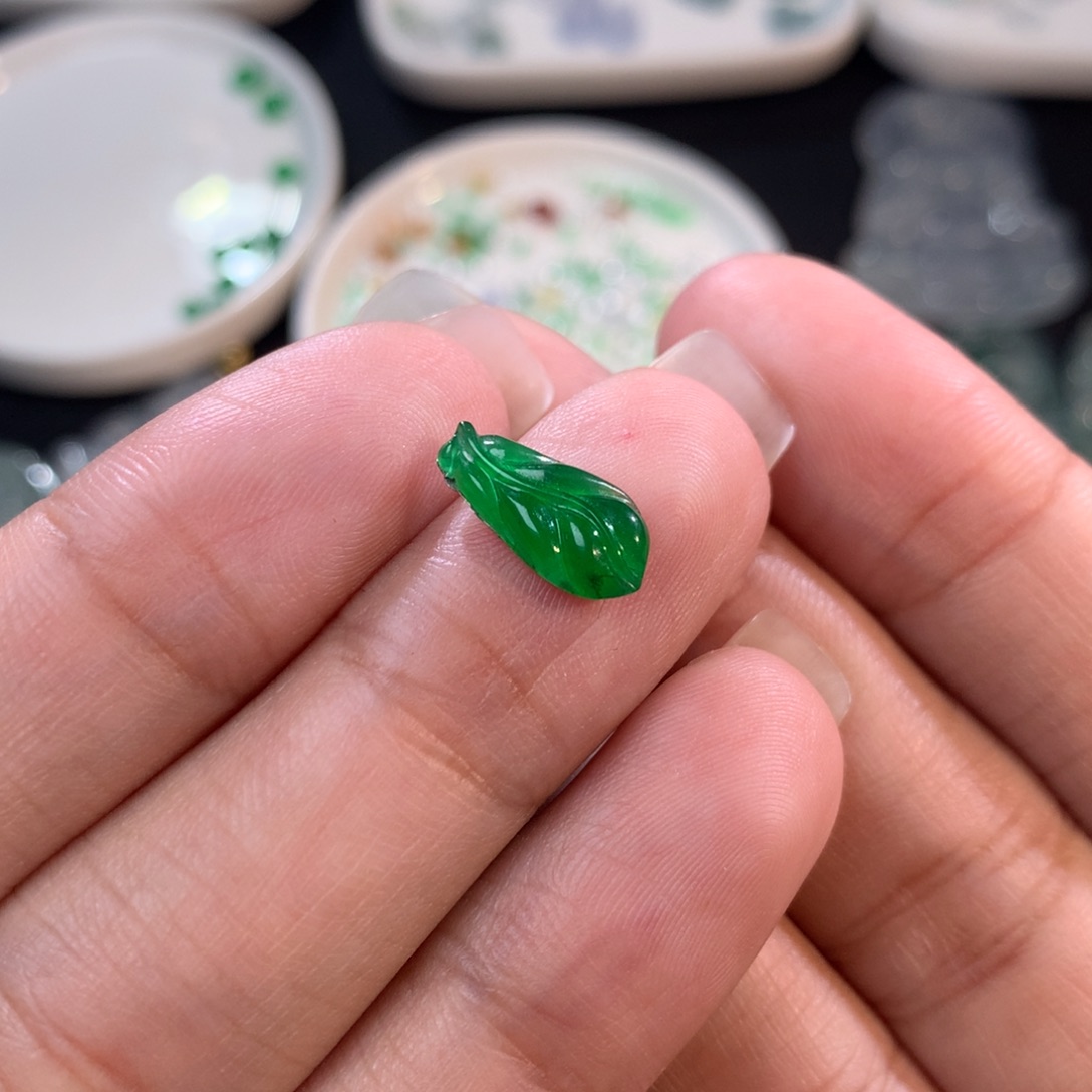 翡翠裸石未镶嵌满色叶子