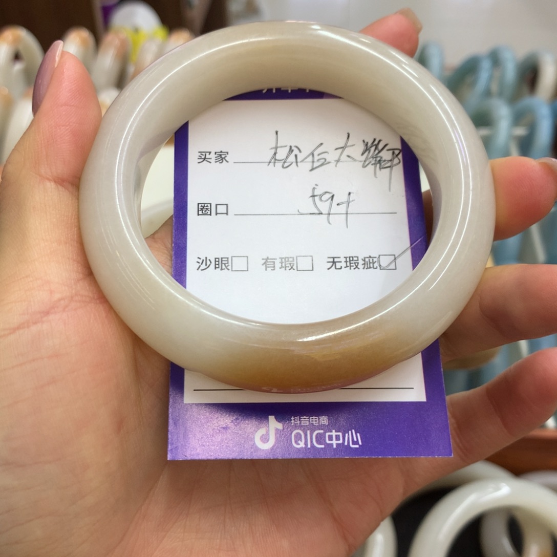 松***干石英质玉未镶嵌手镯