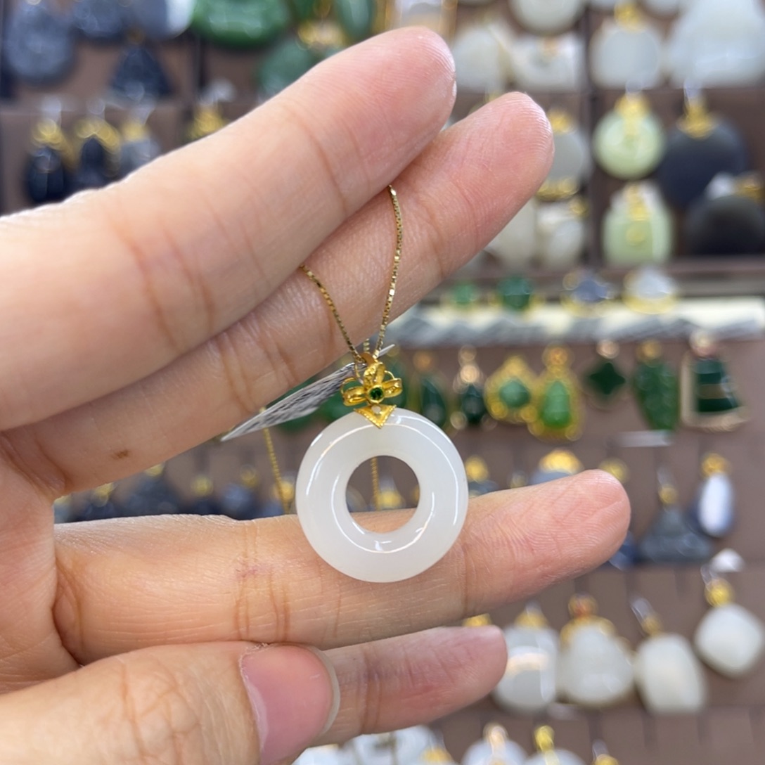 和田玉18K金镶嵌吊坠