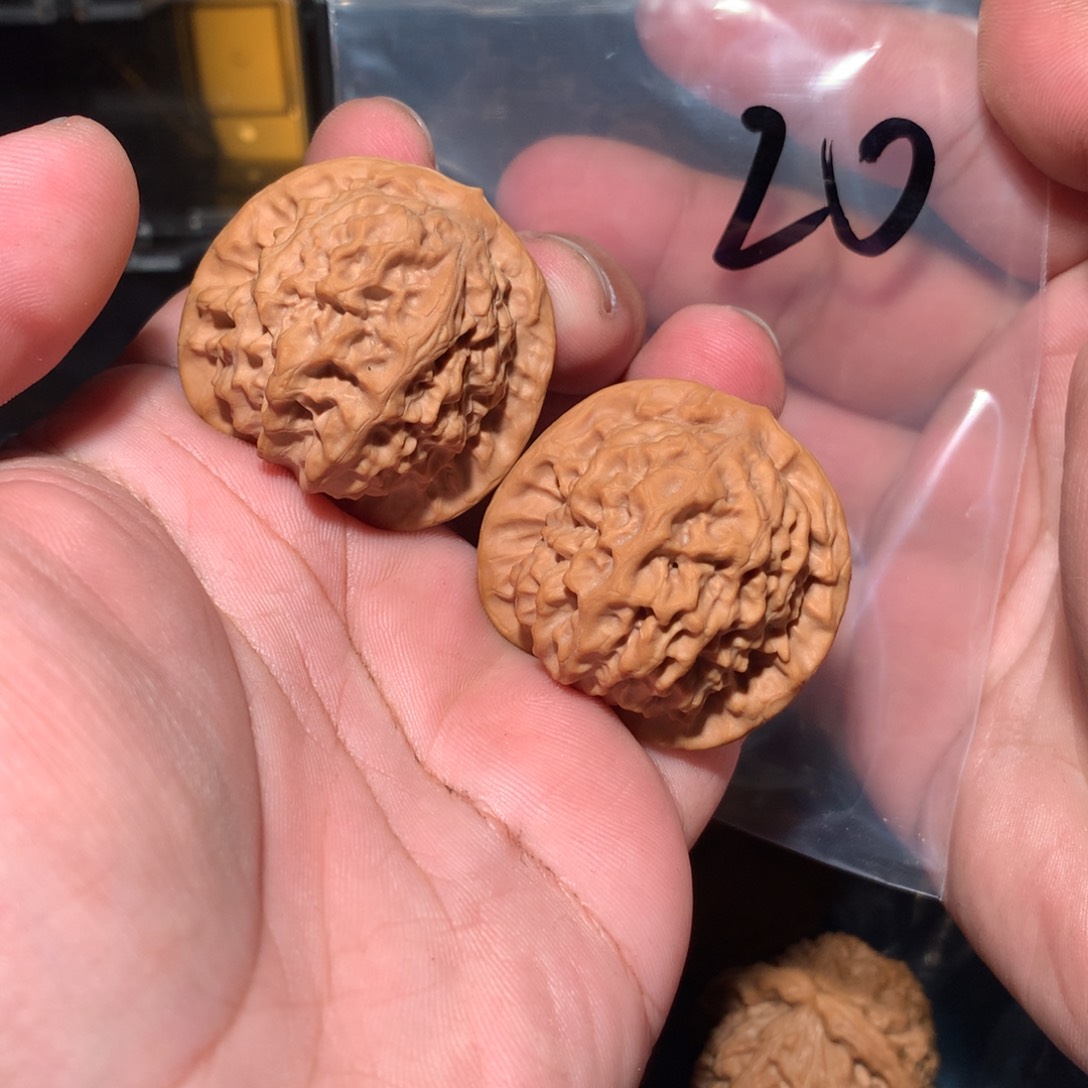 文玩核桃吊坠瓷娃娃 