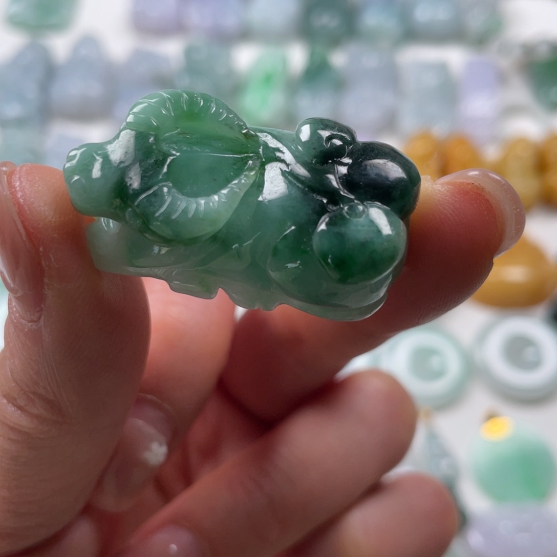 翡翠未镶嵌吊坠(赠链)