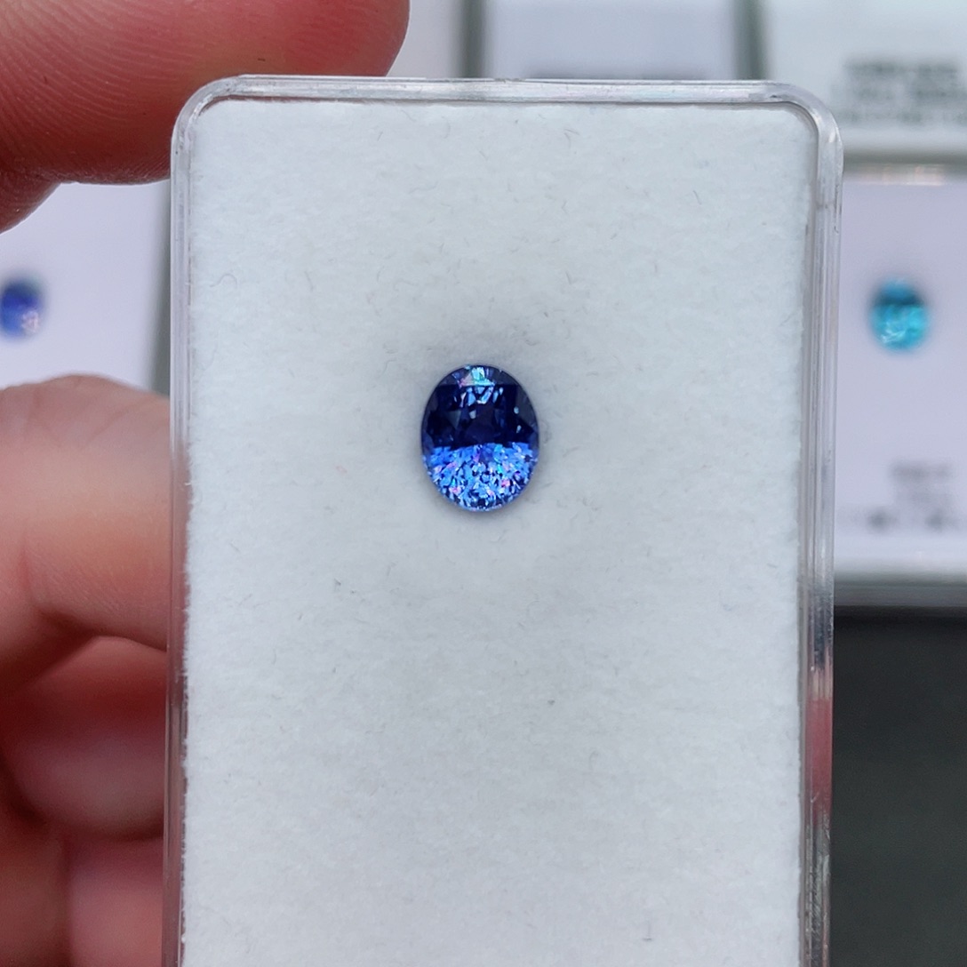 蓝宝石裸石未镶嵌2.19克拉无烧矢车菊