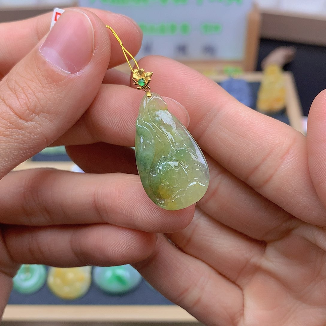 翡翠颈饰18K金镶嵌翡翠