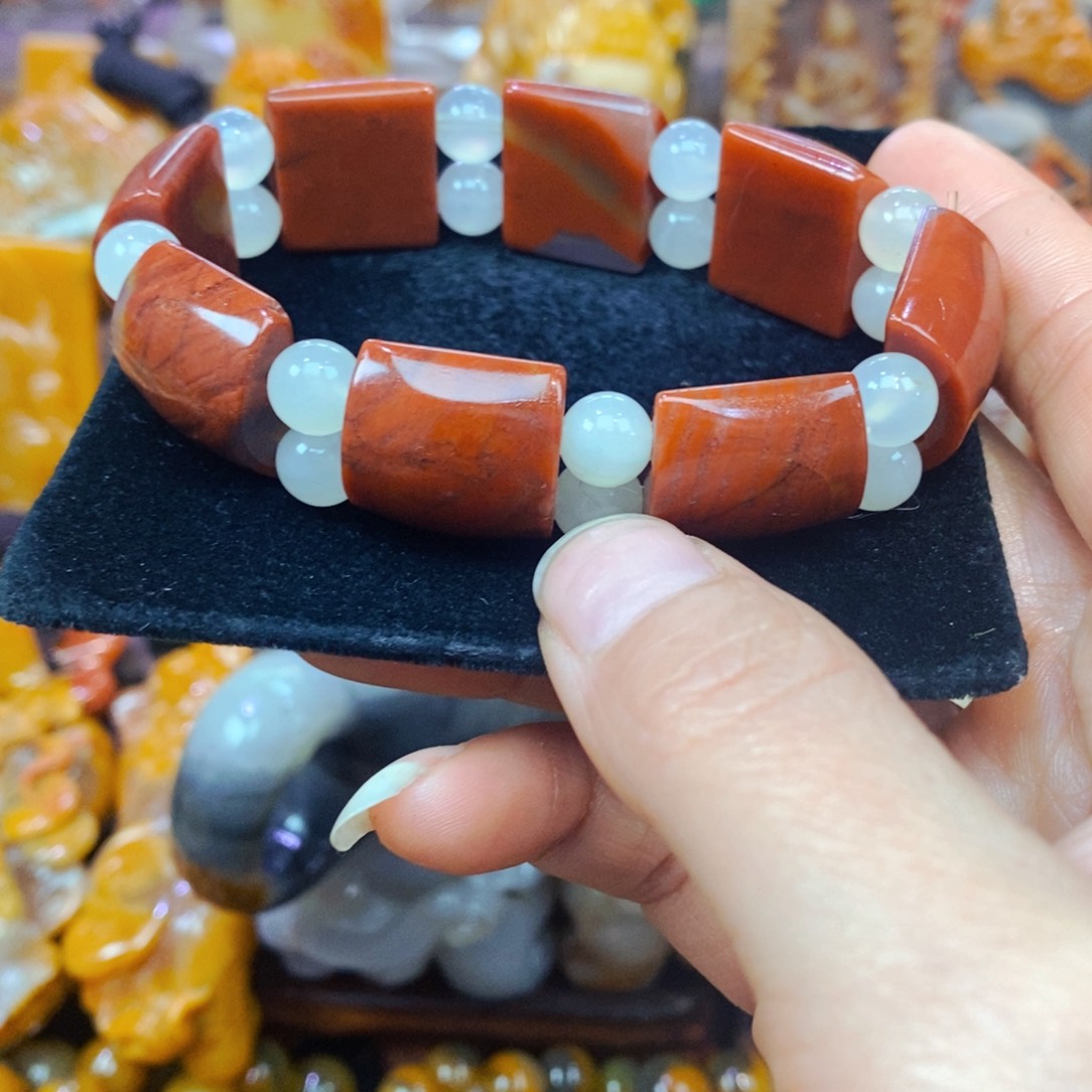 未镶嵌石英质玉（黄龙玉）颈饰