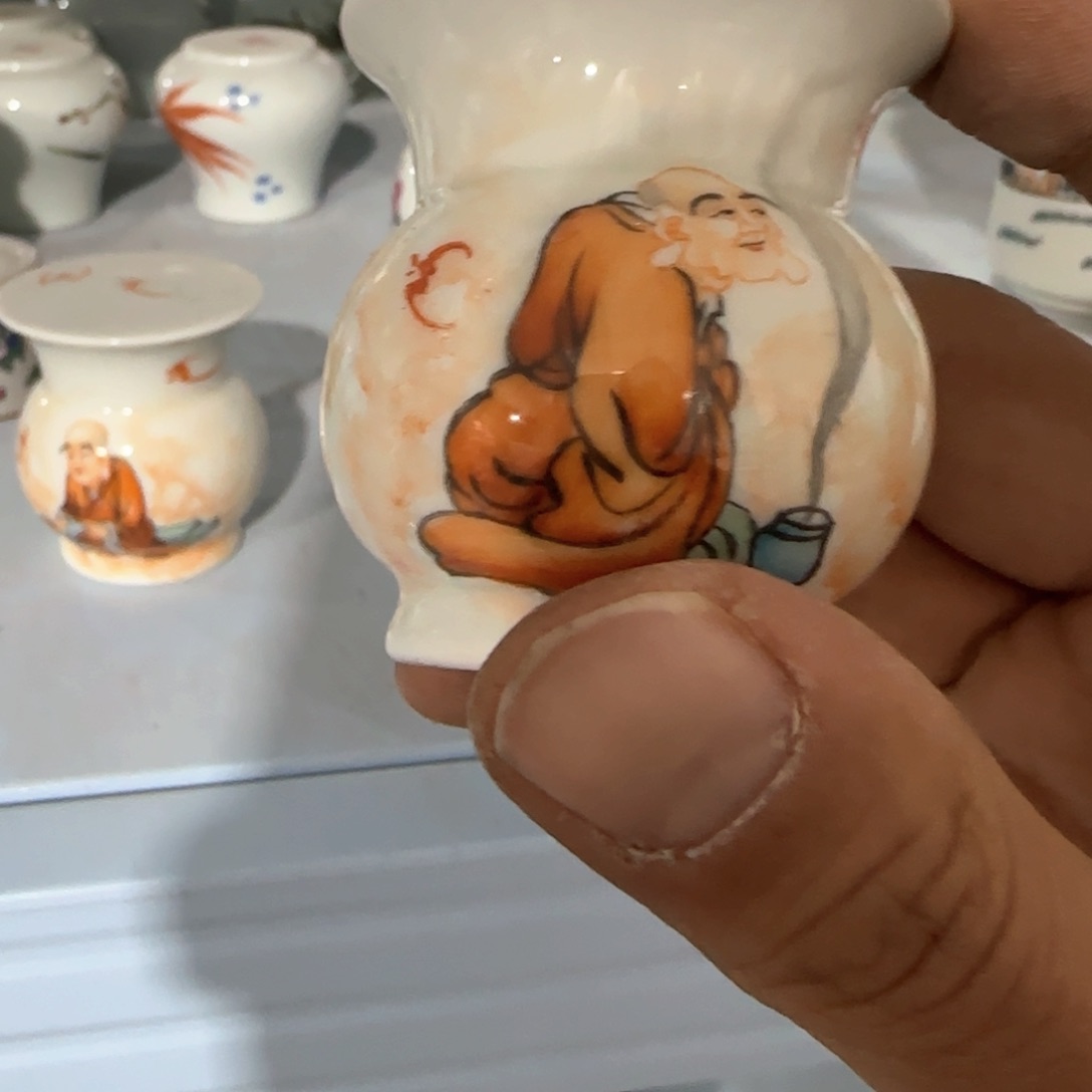 瓷片瓷器上用白泥雕刻了两