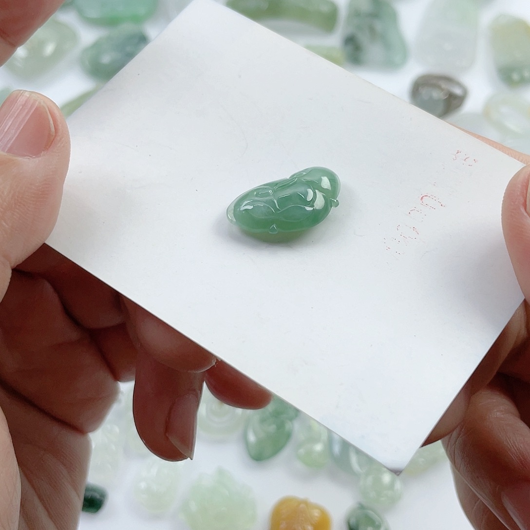 翡翠颈饰未镶嵌如意