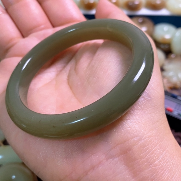 和田玉未镶嵌手镯