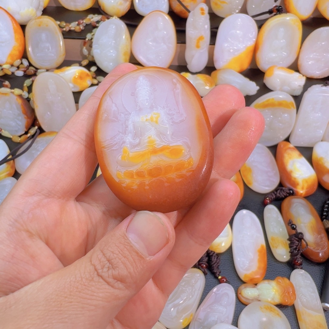 听***者和田玉未镶嵌颈饰