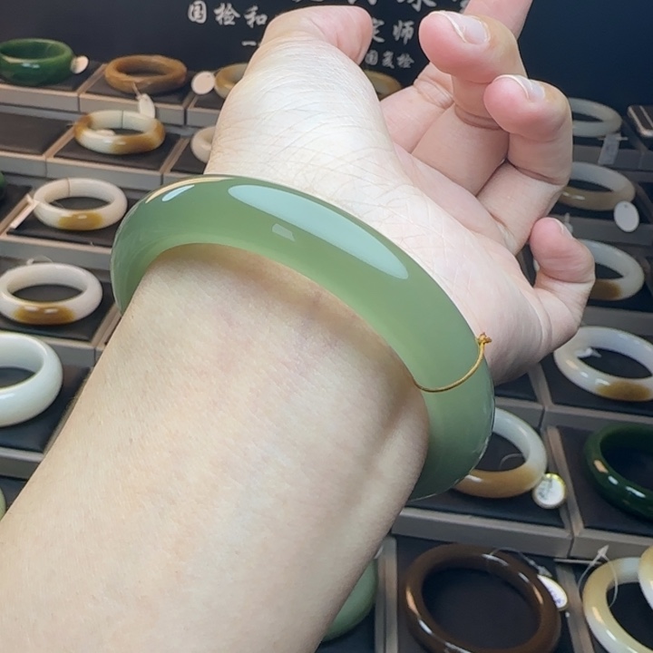 和田玉手镯未镶嵌