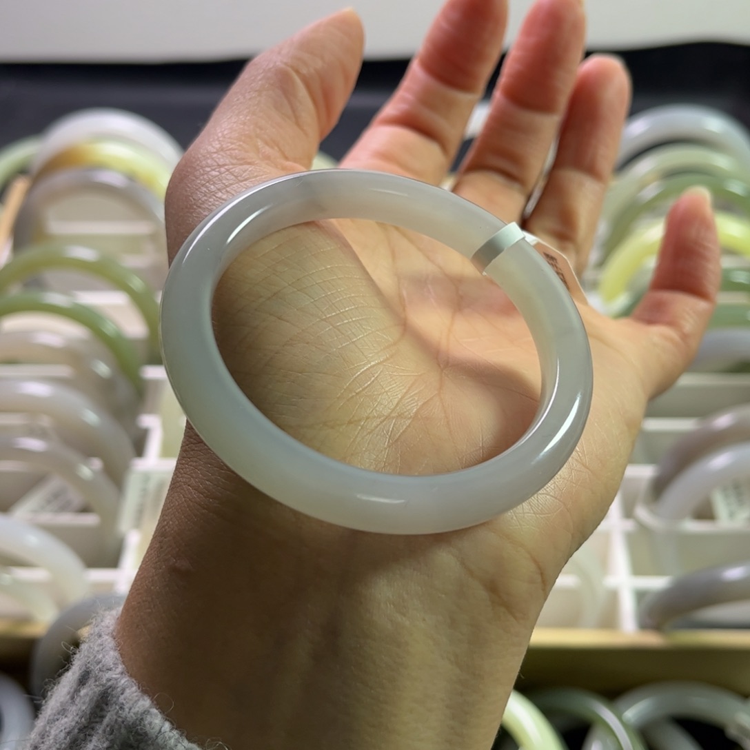 和田玉手镯52圈口未镶嵌