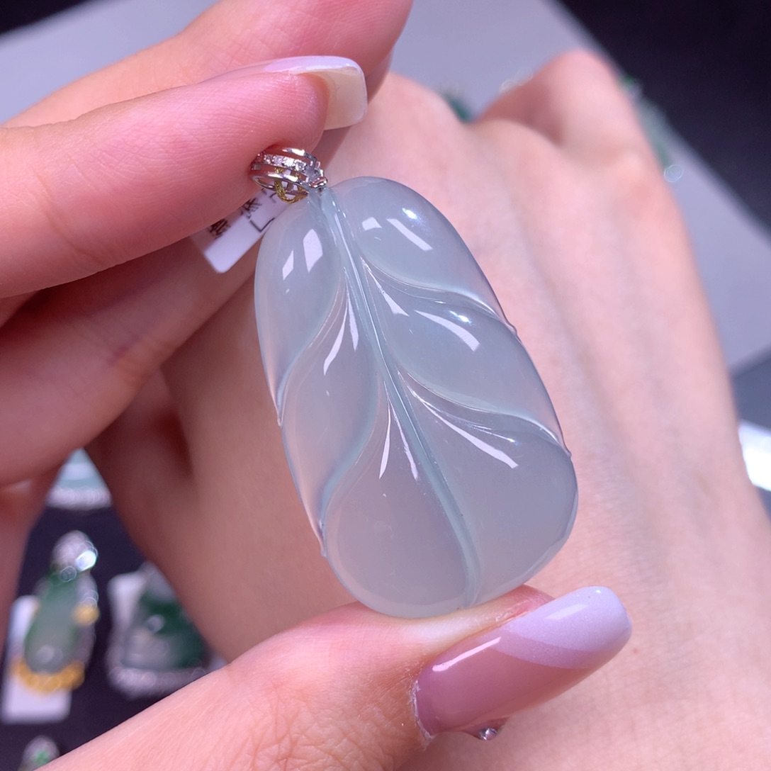 颈饰18K金镶嵌翡翠叶子