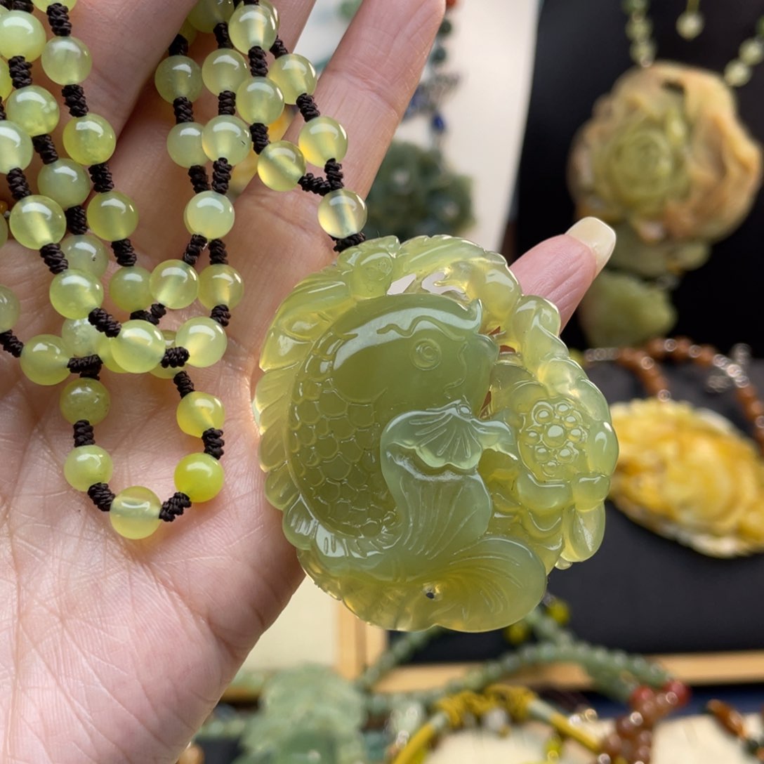 蛇纹石玉颈饰未镶嵌