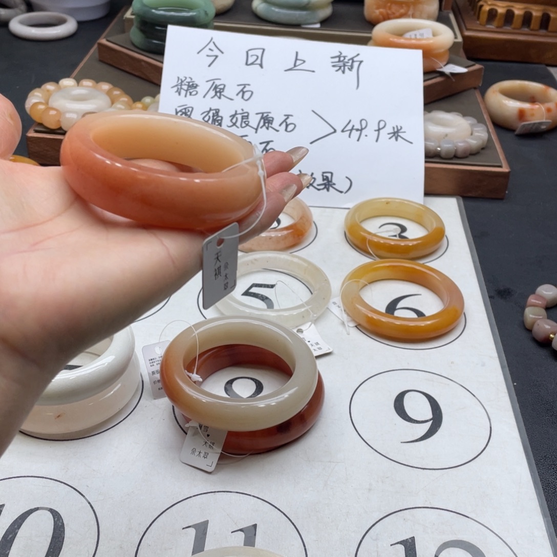 美***美石英岩玉未镶嵌手镯