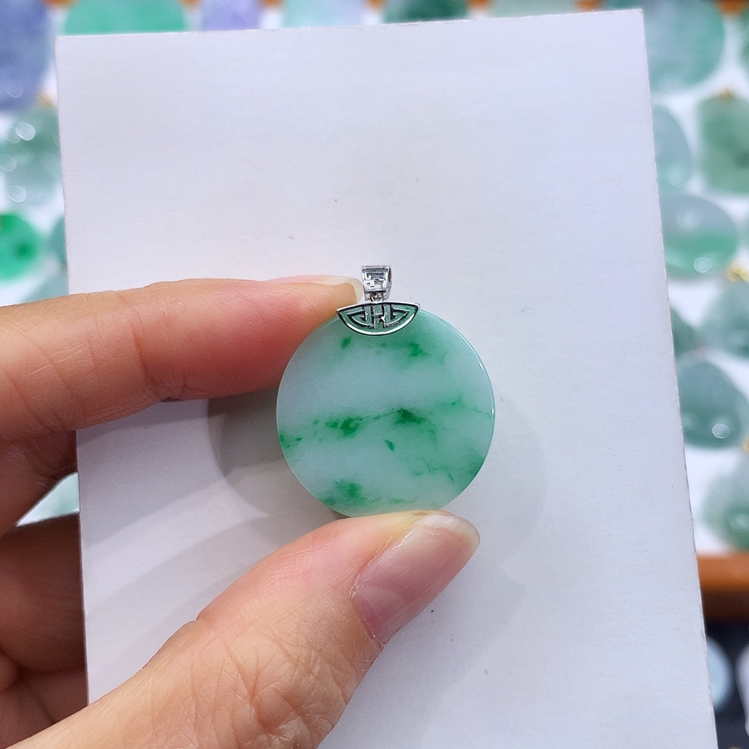 翡翠18K金镶嵌颈饰翡翠吊坠