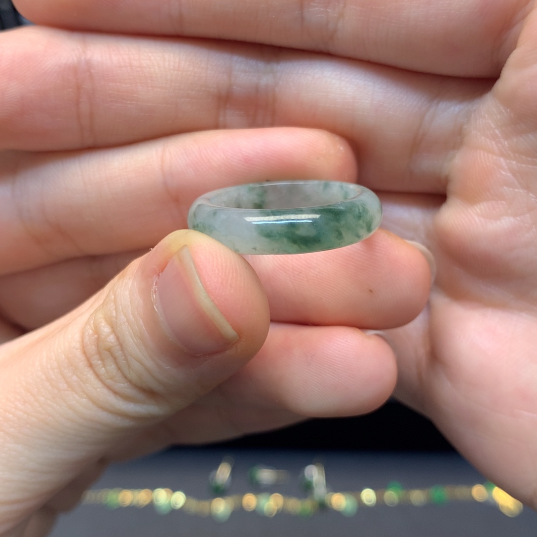 翡翠未镶嵌戒圈有瑕疵