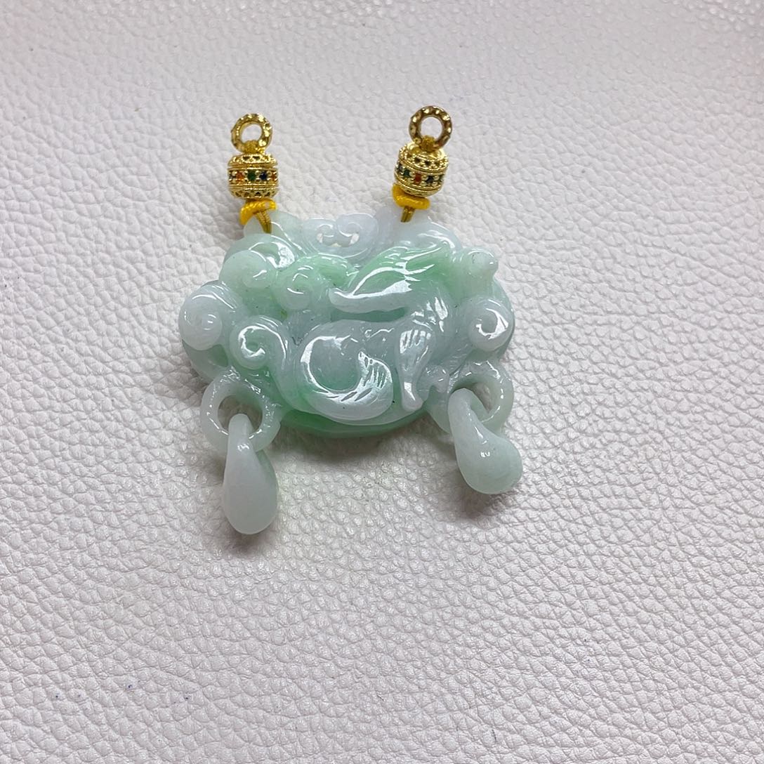 翡翠未镶嵌颈饰白底青狐狐