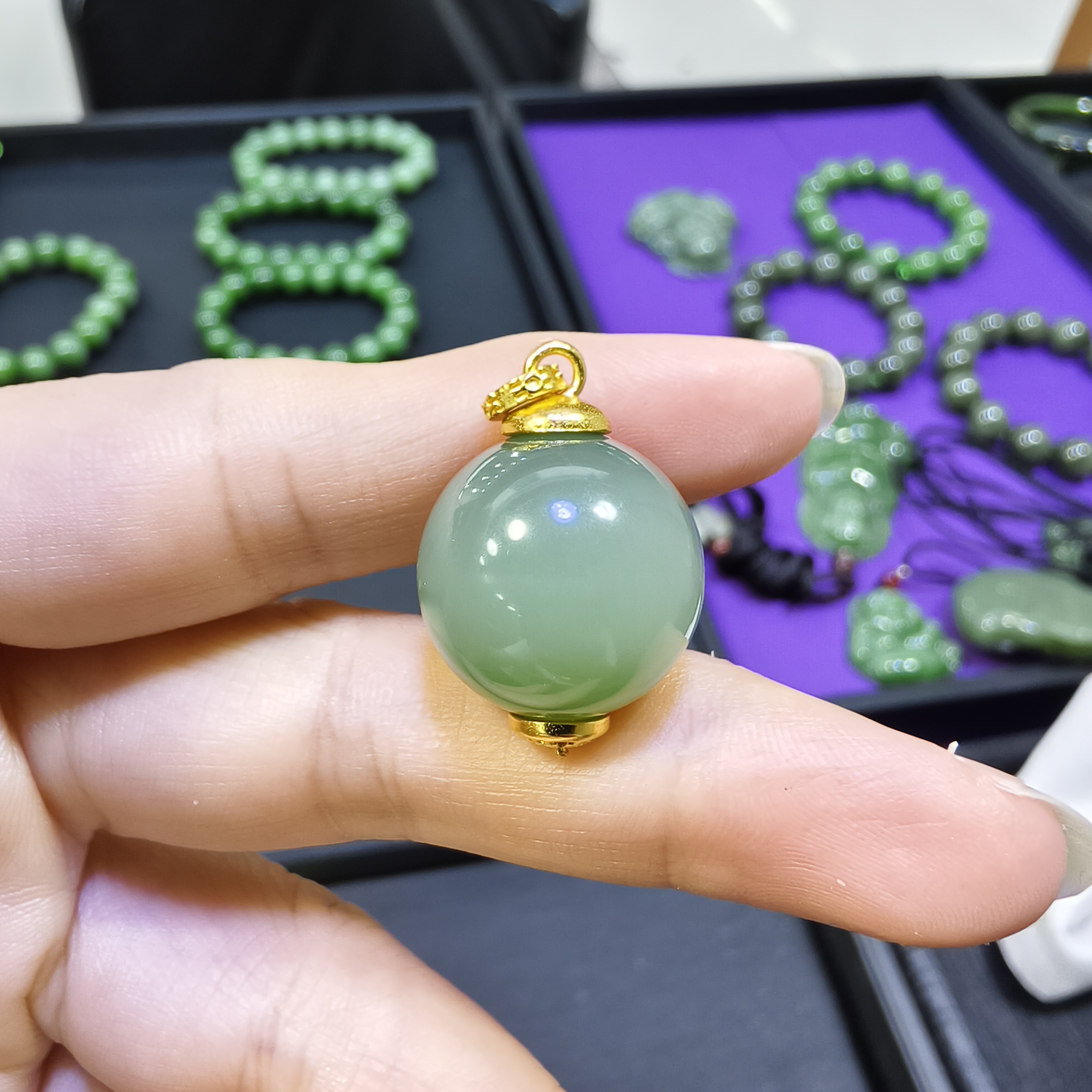 和田玉碧玉猫眼鸭蛋青吊坠