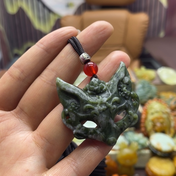 蛇纹石玉未镶嵌颈饰