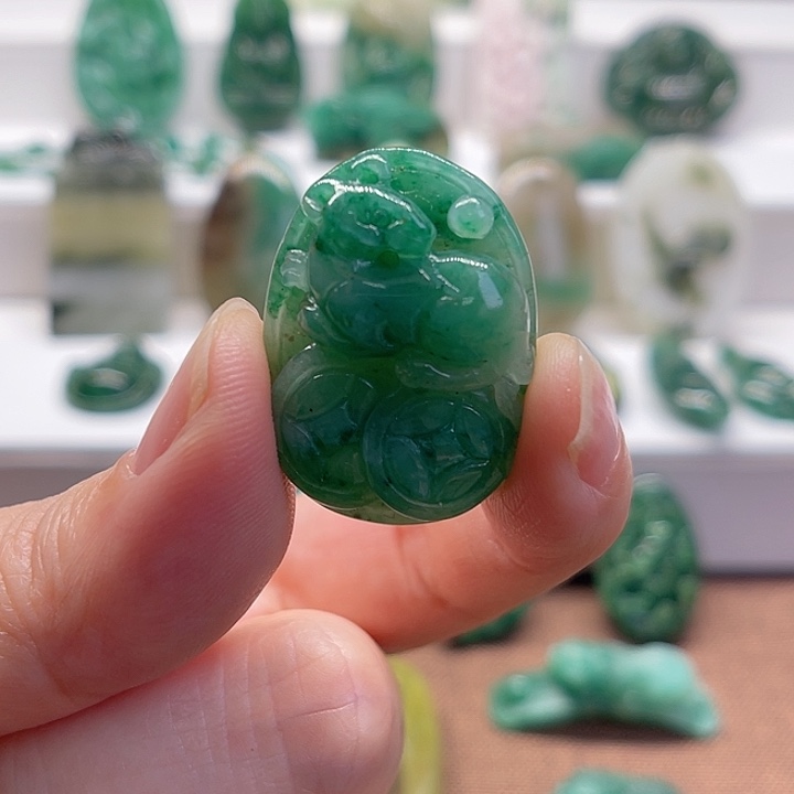 一***光独山玉未镶嵌颈饰