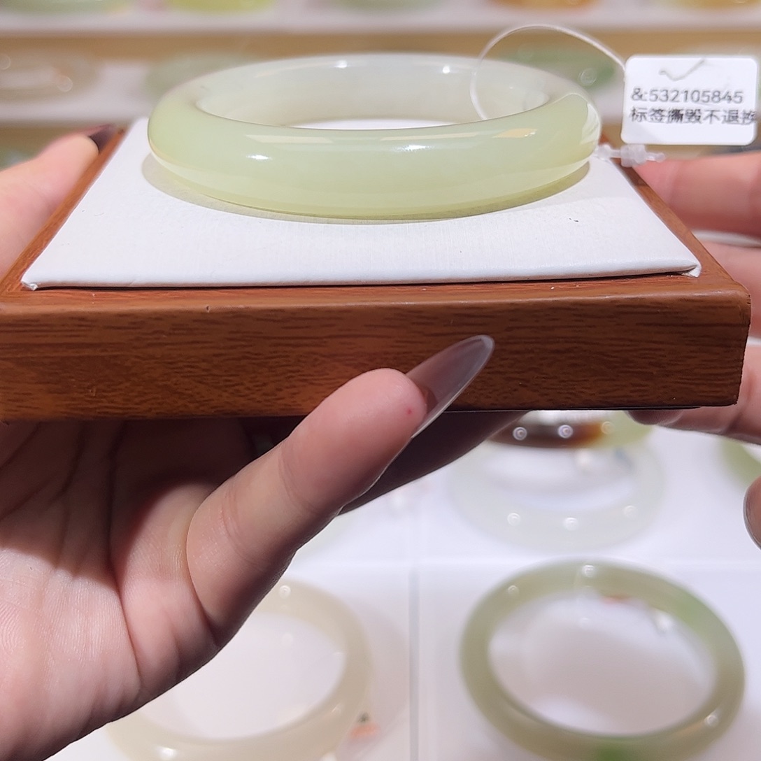 和田玉未镶嵌手镯半山水