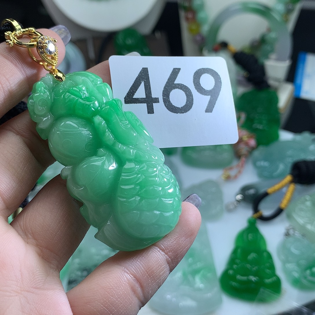 翡翠未镶嵌吊坠(赠链)