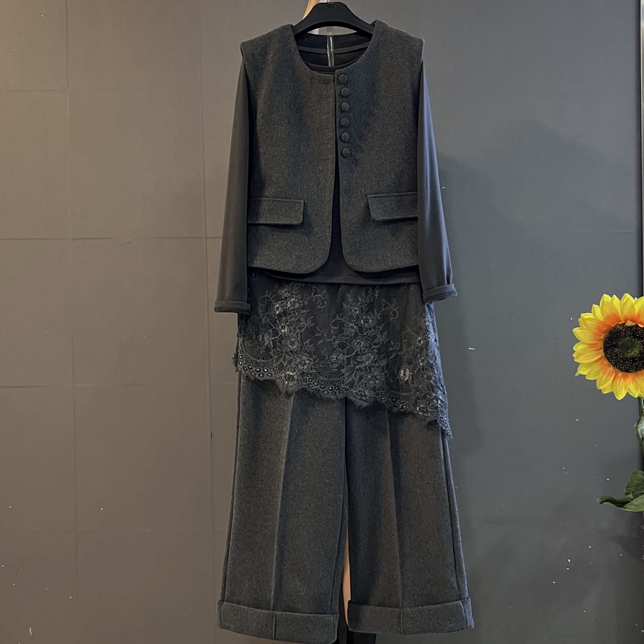 秋季新款大码时尚气质马甲蕾丝拼接打底衫阔腿裤高品质三件套套装