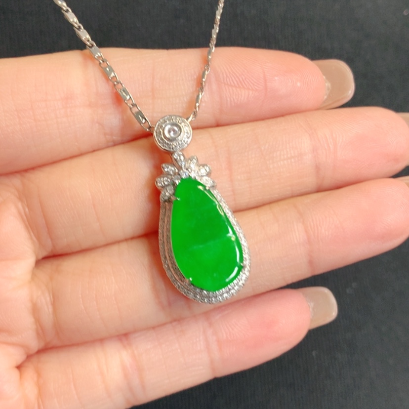 【闪购商品】颈饰18K金镶嵌翡翠福豆