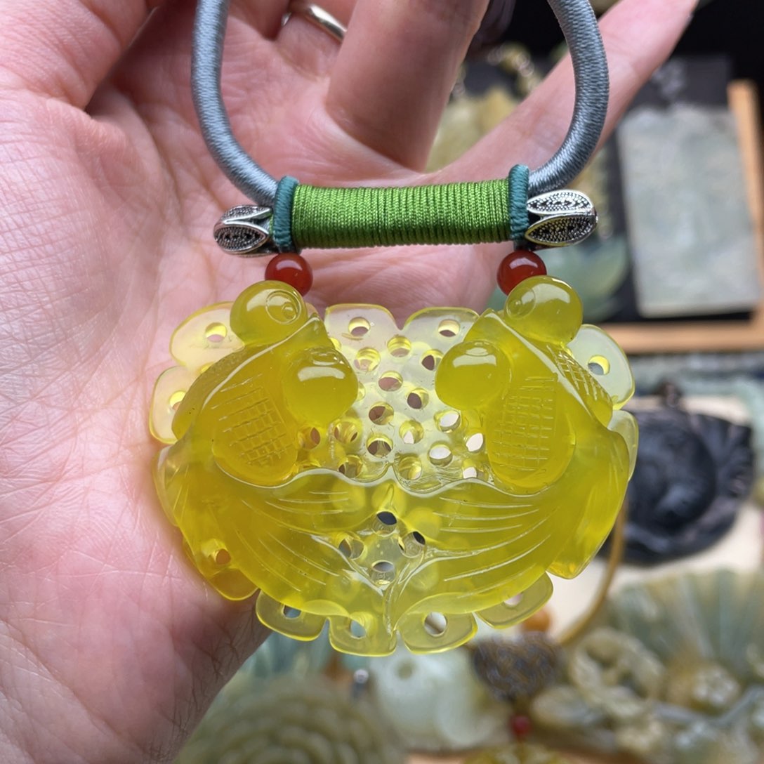 蛇纹石玉颈饰未镶嵌