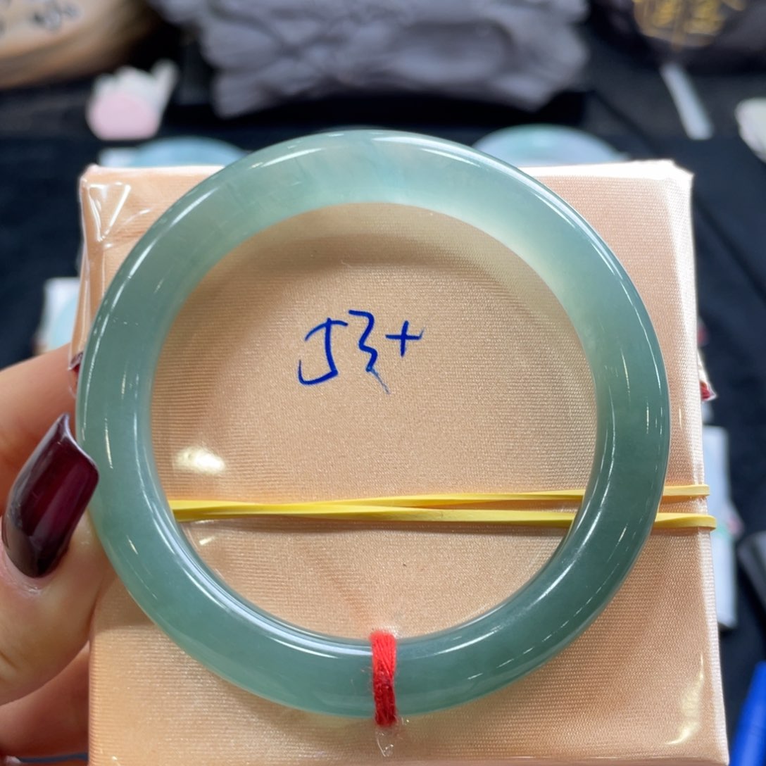 翡翠手镯未镶嵌翡翠手镯