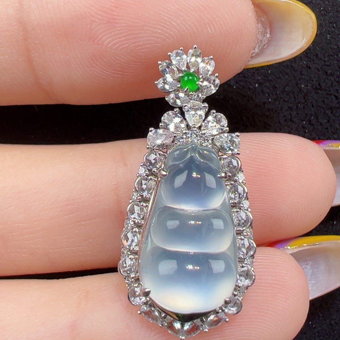 颈饰18K金镶嵌翡翠福豆