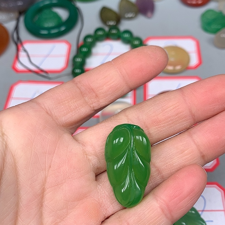 蔡***蔡玛瑙/玉髓未镶嵌颈饰