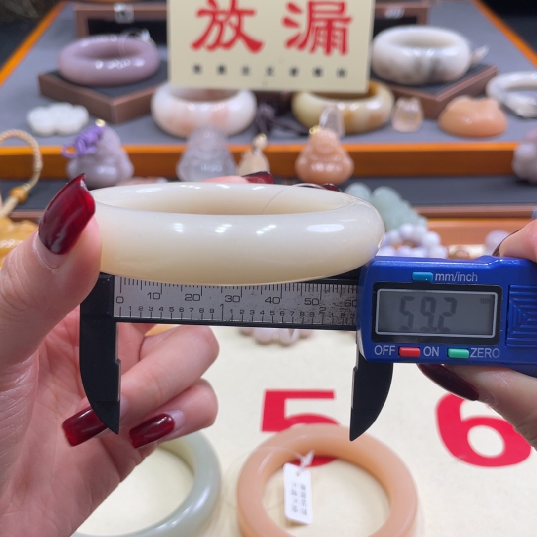 未镶嵌手镯石英质玉
